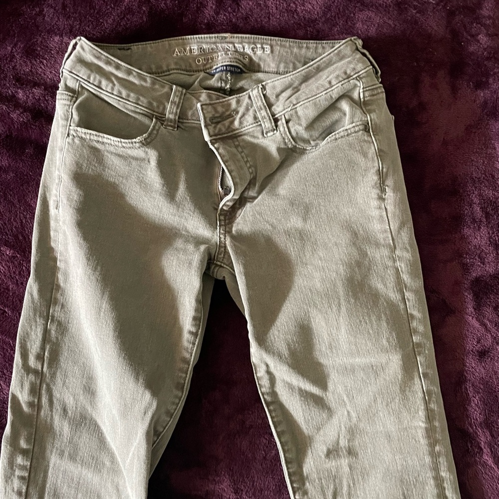 Size 4 Olive Green American Eagle Super Super Stretch Capri Jeans